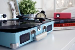 plattenspieler-mit-lautsprecher